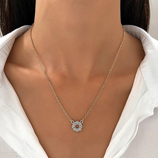 Round Flower Pendent With Silver Chain